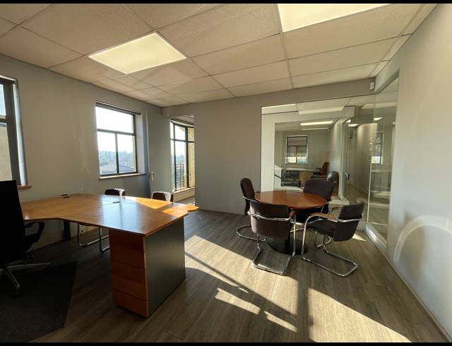 160M² OFFICE TO LET IN LYME PARK